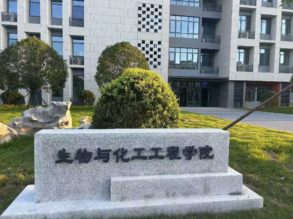 北戴河区扬州职业大学体育场高杆灯项目